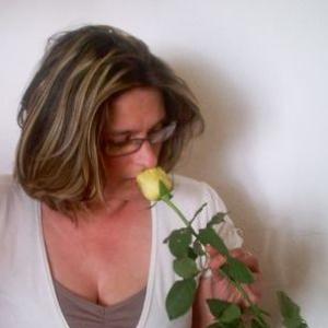 Profile picture of smellingtherosesnow